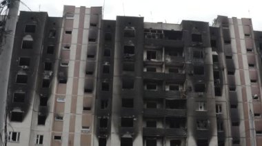 Rusya 'nın Ukrayna' ya yaptığı saldırıdan sonra Bucha şehrindeki Kyiv bölgesinde hasar gören yerleşim yeri. Rus-Ukrayna savaşı. Havadan. Evde yangın var.. 