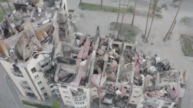 Sivillerin bulunduğu binalara yapılan hava saldırısının ardından yıkım. Ukrayna 'da savaş. Yıkılmış evler. Havadan. Irpin Şehri. 