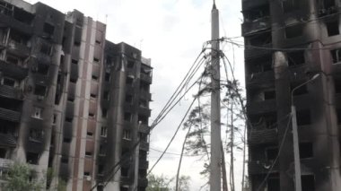 Rusya 'nın Ukrayna' ya yaptığı saldırıdan sonra Bucha şehrindeki Kyiv bölgesinde hasar gören yerleşim yeri. Rus-Ukrayna savaşı. Havadan. Evde yangın var.. 