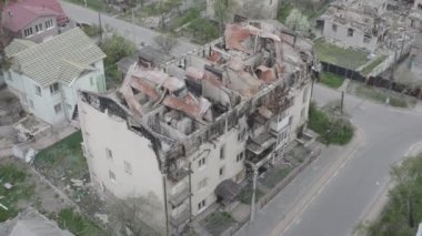 Sivillerin bulunduğu binalara yapılan hava saldırısının ardından yıkım. Ukrayna 'da savaş. Yıkılmış evler. Havadan. Irpin Şehri. 