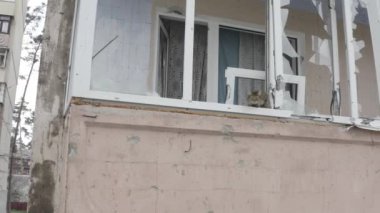 Rusya 'nın Ukrayna' ya yaptığı saldırıdan sonra Bucha şehrindeki Kyiv bölgesinde hasar gören yerleşim yeri. Rus-Ukrayna savaşı. Havadan. Evde yangın var.. 