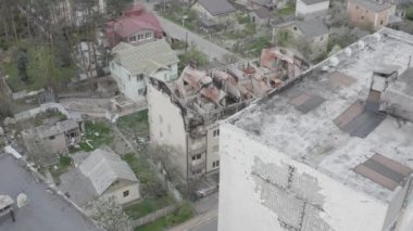 Rusya 'nın Ukrayna' ya yaptığı saldırıdan sonra Bucha şehrindeki Kyiv bölgesinde hasar gören yerleşim yeri. Rus-Ukrayna savaşı. Havadan. Evde yangın var.. 