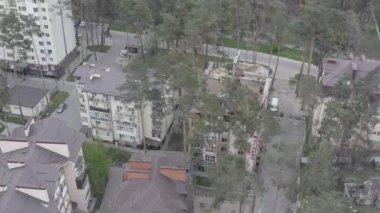 Rusya 'nın Ukrayna' ya yaptığı saldırıdan sonra Bucha şehrindeki Kyiv bölgesinde hasar gören yerleşim yeri. Rus-Ukrayna savaşı. Havadan. Evde yangın var.. 