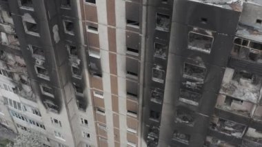 Rusya 'nın Ukrayna' ya yaptığı saldırıdan sonra Bucha şehrindeki Kyiv bölgesinde hasar gören yerleşim yeri. Rus-Ukrayna savaşı. Havadan. Evde yangın var.. 