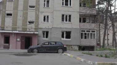 Rusya 'nın Ukrayna' ya yaptığı saldırıdan sonra Bucha şehrindeki Kyiv bölgesinde hasar gören yerleşim yeri. Rus-Ukrayna savaşı. Havadan. Evde yangın var.. 