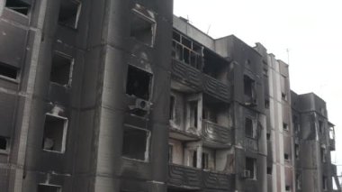 Rusya 'nın Ukrayna' ya yaptığı saldırıdan sonra Bucha şehrindeki Kyiv bölgesinde hasar gören yerleşim yeri. Rus-Ukrayna savaşı. Havadan. Evde yangın var.. 