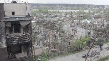 Rusya 'nın Ukrayna' ya yaptığı saldırıdan sonra Bucha şehrindeki Kyiv bölgesinde hasar gören yerleşim yeri. Rus-Ukrayna savaşı. Havadan. Evde yangın var.. 
