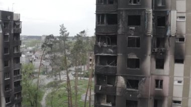 Rusya 'nın Ukrayna' ya yaptığı saldırıdan sonra Bucha şehrindeki Kyiv bölgesinde hasar gören yerleşim yeri. Rus-Ukrayna savaşı. Havadan. Evde yangın var.. 