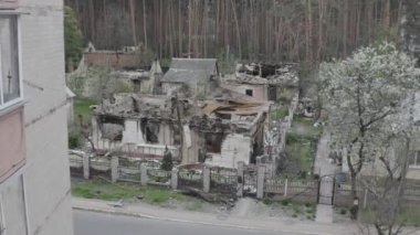Rusya 'nın Ukrayna' ya yaptığı saldırıdan sonra Bucha şehrindeki Kyiv bölgesinde hasar gören yerleşim yeri. Rus-Ukrayna savaşı. Havadan. Evde yangın var.. 