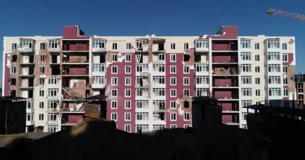Καταστράφηκε Σύγχρονο Σπίτι Μετά Την Αεροπορική Επίθεση Πόλεμος Στην Ουκρανία — Αρχείο Βίντεο