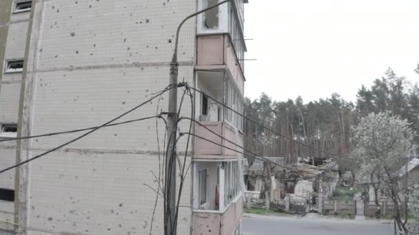 Edificio Residencial Dañado Ciudad Bucha Región Kiev Durante Los Combates — Vídeos de Stock