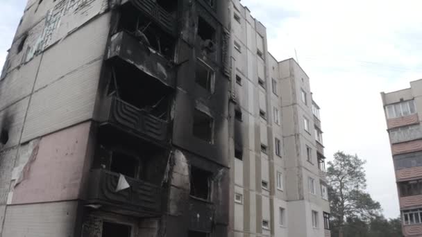 Edificio Residencial Dañado Ciudad Bucha Región Kiev Durante Los Combates — Vídeos de Stock