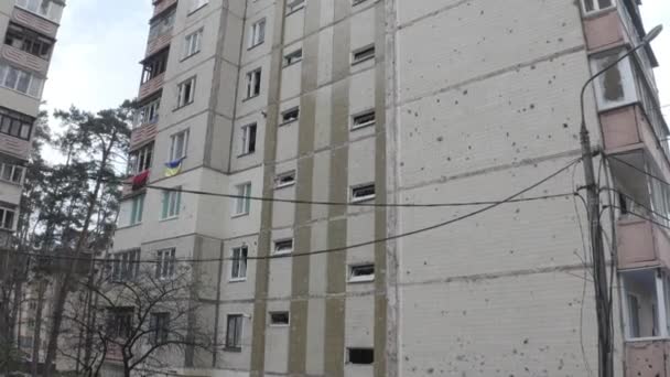 Poškozená Obytná Budova Městě Bucha Kyjevě Během Bojů Ruském Útoku — Stock video