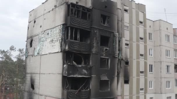 Κατεστραμμένο Κτίριο Κατοικιών Στην Πόλη Bucha Περιοχή Κίεβο Κατά Διάρκεια — Αρχείο Βίντεο