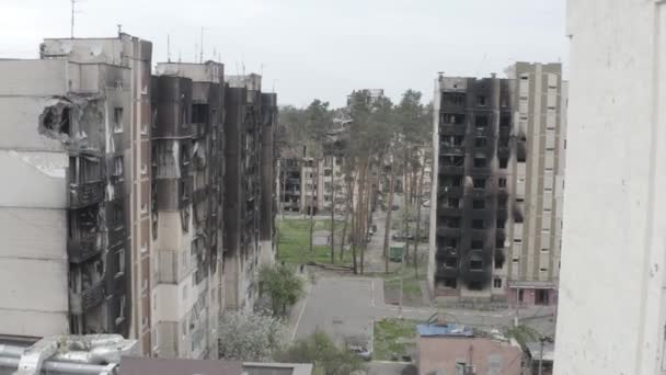 Uszkodzony Budynek Mieszkalny Mieście Bucha Obwód Kijowski Podczas Walk Rosyjskim — Wideo stockowe