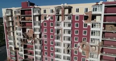 Füze saldırısından sonra yanmış askeri teçhizat. Paslı askeri teçhizat terk edilmiş. Irpin şehri. Ukrayna. Savaş.