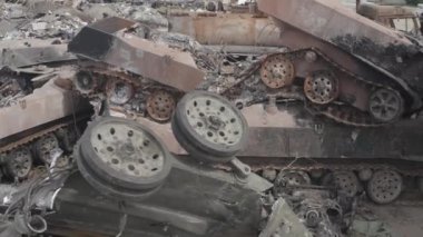 Füze saldırısından sonra yanmış askeri teçhizat. Paslı askeri teçhizat terk edilmiş. Irpin şehri. Ukrayna. Savaş.