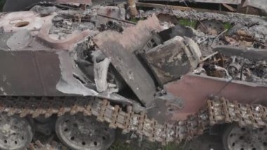 Füze saldırısından sonra yanmış askeri teçhizat. Paslı askeri teçhizat terk edilmiş. Irpin şehri. Ukrayna. Savaş.