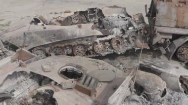 Füze saldırısından sonra yanmış askeri teçhizat. Paslı askeri teçhizat terk edilmiş. Irpin şehri. Ukrayna. Savaş.