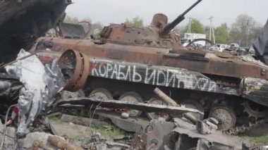 Füze saldırısından sonra yanmış askeri teçhizat. Paslı askeri teçhizat terk edilmiş. Irpin şehri. Ukrayna. Savaş.