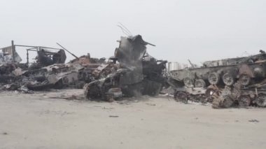 Füze saldırısından sonra yanmış askeri teçhizat. Paslı askeri teçhizat terk edilmiş. Irpin şehri. Ukrayna. Savaş.