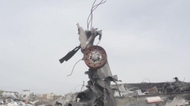 Füze saldırısından sonra yanmış askeri teçhizat. Paslı askeri teçhizat terk edilmiş. Irpin şehri. Ukrayna. Savaş.