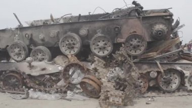 Füze saldırısından sonra yanmış askeri teçhizat. Paslı askeri teçhizat terk edilmiş. Irpin şehri. Ukrayna. Savaş.