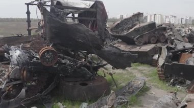 Füze saldırısından sonra yanmış askeri teçhizat. Paslı askeri teçhizat terk edilmiş. Irpin şehri. Ukrayna. Savaş.