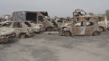 Bucha şehrinin sakinlerinin tahliyesinden sonra tahrip edilmiş araba mezarlığı. Ukrayna. Grod Bucha. Ukrayna 'da savaş. Vurulan arabalar..