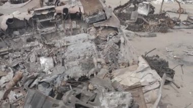 Füze saldırısından sonra yanmış askeri teçhizat. Paslı askeri teçhizat terk edilmiş. Irpin şehri. Ukrayna. Savaş.