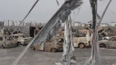 Bucha şehrinin sakinlerinin tahliyesinden sonra tahrip edilmiş araba mezarlığı. Ukrayna. Grod Bucha. Ukrayna 'da savaş. Vurulan arabalar..