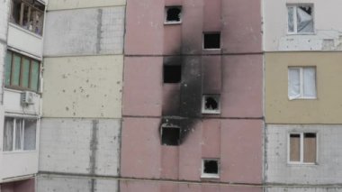 Rusya 'nın Ukrayna' ya yaptığı saldırıdan sonra Bucha şehrindeki Kyiv bölgesinde hasar gören yerleşim yeri. Rus-Ukrayna savaşı. Havadan. Evde yangın var.. 