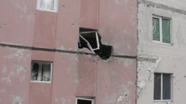 Rusya 'nın Ukrayna' ya yaptığı saldırıdan sonra Bucha şehrindeki Kyiv bölgesinde hasar gören yerleşim yeri. Rus-Ukrayna savaşı. Havadan. Evde yangın var.. 