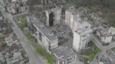 Rusya 'nın Ukrayna' ya yaptığı saldırıdan sonra Bucha şehrindeki Kyiv bölgesinde hasar gören yerleşim yeri. Rus-Ukrayna savaşı. Havadan. Evde yangın var.. 