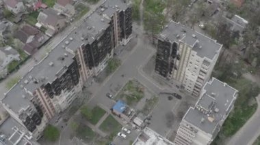 Rusya 'nın Ukrayna' ya yaptığı saldırıdan sonra Bucha şehrindeki Kyiv bölgesinde hasar gören yerleşim yeri. Rus-Ukrayna savaşı. Havadan. Evde yangın var.. 