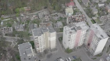 Rusya 'nın Ukrayna' ya yaptığı saldırıdan sonra Bucha şehrindeki Kyiv bölgesinde hasar gören yerleşim yeri. Rus-Ukrayna savaşı. Havadan. Evde yangın var.. 