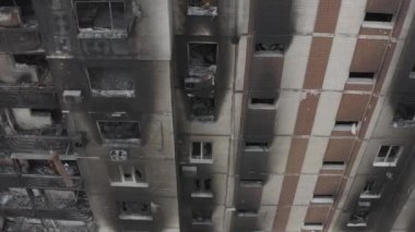 Rusya 'nın Ukrayna' ya yaptığı saldırıdan sonra Bucha şehrindeki Kyiv bölgesinde hasar gören yerleşim yeri. Rus-Ukrayna savaşı. Havadan. Evde yangın var.. 