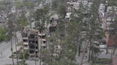 Rusya 'nın Ukrayna' ya yaptığı saldırıdan sonra Bucha şehrindeki Kyiv bölgesinde hasar gören yerleşim yeri. Rus-Ukrayna savaşı. Havadan. Evde yangın var.. 