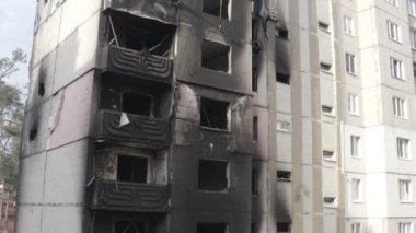 Rusya 'nın Ukrayna' ya yaptığı saldırıdan sonra Bucha şehrindeki Kyiv bölgesinde hasar gören yerleşim yeri. Rus-Ukrayna savaşı. Havadan. Evde yangın var.. 