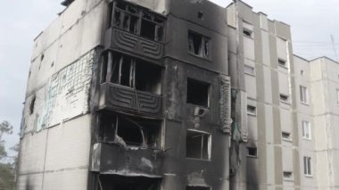 Rusya 'nın Ukrayna' ya yaptığı saldırıdan sonra Bucha şehrindeki Kyiv bölgesinde hasar gören yerleşim yeri. Rus-Ukrayna savaşı. Havadan. Evde yangın var.. 