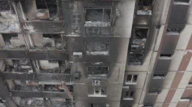 Rusya 'nın Ukrayna' ya yaptığı saldırıdan sonra Bucha şehrindeki Kyiv bölgesinde hasar gören yerleşim yeri. Rus-Ukrayna savaşı. Havadan. Evde yangın var.. 