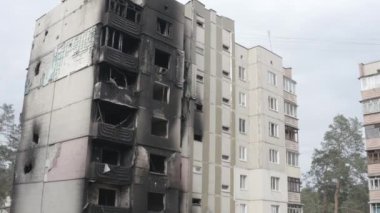 Rusya 'nın Ukrayna' ya yaptığı saldırıdan sonra Bucha şehrindeki Kyiv bölgesinde hasar gören yerleşim yeri. Rus-Ukrayna savaşı. Havadan. Evde yangın var.. 