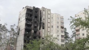 Rusya 'nın Ukrayna' ya yaptığı saldırıdan sonra Bucha şehrindeki Kyiv bölgesinde hasar gören yerleşim yeri. Rus-Ukrayna savaşı. Havadan. Evde yangın var.. 