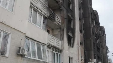 Rusya 'nın Ukrayna' ya yaptığı saldırıdan sonra Bucha şehrindeki Kyiv bölgesinde hasar gören yerleşim yeri. Rus-Ukrayna savaşı. Havadan. Evde yangın var.. 