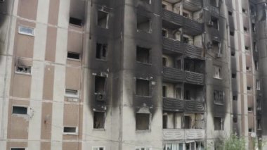 Rusya 'nın Ukrayna' ya yaptığı saldırıdan sonra Bucha şehrindeki Kyiv bölgesinde hasar gören yerleşim yeri. Rus-Ukrayna savaşı. Havadan. Evde yangın var.. 