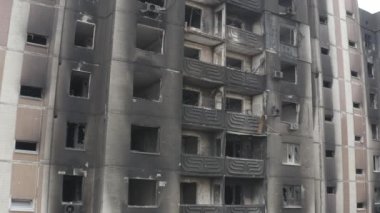 Rusya 'nın Ukrayna' ya yaptığı saldırıdan sonra Bucha şehrindeki Kyiv bölgesinde hasar gören yerleşim yeri. Rus-Ukrayna savaşı. Havadan. Evde yangın var.. 