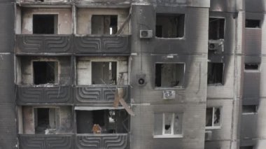 Rusya 'nın Ukrayna' ya yaptığı saldırıdan sonra Bucha şehrindeki Kyiv bölgesinde hasar gören yerleşim yeri. Rus-Ukrayna savaşı. Havadan. Evde yangın var.. 