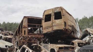 Rusya ile Ukrayna 'nın başkenti Kiev yakınlarındaki barışçıl bir şehirde yaşanan savaşın sonuçları. Sivillerin arabalarını tahrip etti. Araba mezarlığı. Havadan. Kıyametten sonra. Paslı arabalar. Irpin Şehri