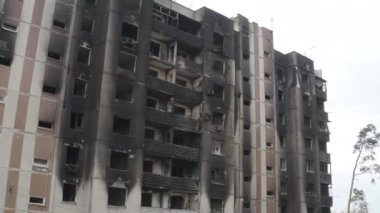 Rusya 'nın Ukrayna' ya yaptığı saldırıdan sonra Bucha şehrindeki Kyiv bölgesinde hasar gören yerleşim yeri. Rus-Ukrayna savaşı. Havadan. Evde yangın var.. 
