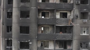 Rusya 'nın Ukrayna' ya yaptığı saldırıdan sonra Bucha şehrindeki Kyiv bölgesinde hasar gören yerleşim yeri. Rus-Ukrayna savaşı. Havadan. Evde yangın var.. 